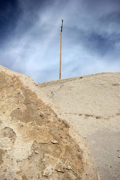 丘の上の電柱 — ストック写真