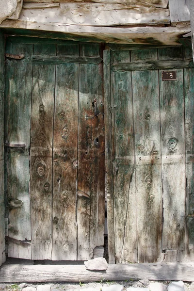 Старі Вивітрені Дерев Яні Двері — стокове фото