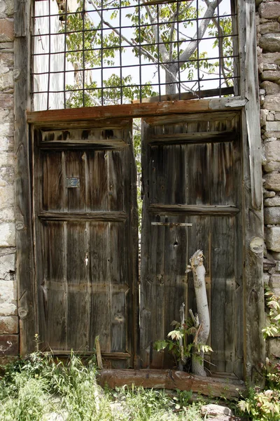 Velha Porta Madeira Weathered — Fotografia de Stock