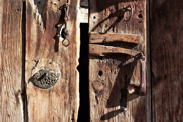 Старая Выветриваемая Деревянная Дверь — стоковое фото