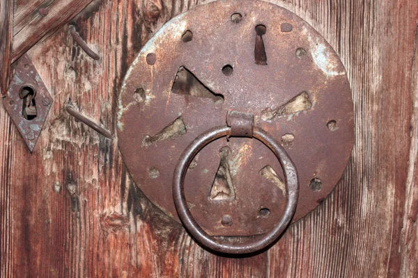 Παλιά Ξεπερασμένη Ξύλινη Πόρτα — Φωτογραφία Αρχείου