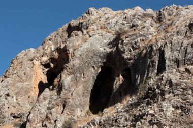 kaya oluşumları mavi gökyüzüne doğru