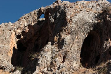 kaya oluşumları mavi gökyüzüne doğru