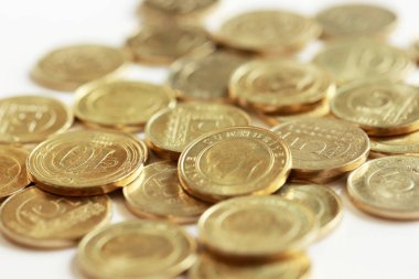 Beyaz arka plan üzerinde metal Türk paraları