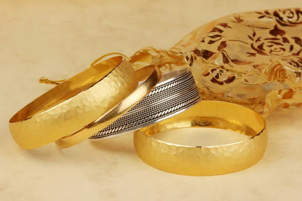 Armbänder Aus Gold Und Silber — Stockfoto