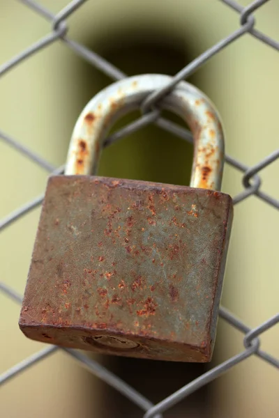 金属栅栏和生锈的挂锁 — 图库照片