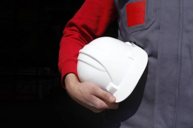 üretim alanı, kask ve işçi