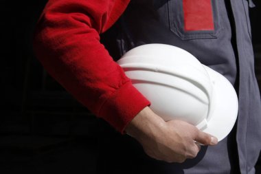 üretim alanı, kask ve işçi