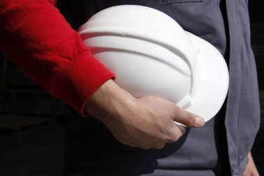 üretim alanı, kask ve işçi