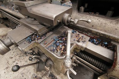 Torna makine üzerinde metal tıraş