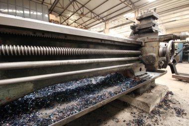 Torna makine üzerinde metal tıraş