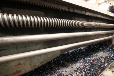 Torna makine üzerinde metal tıraş