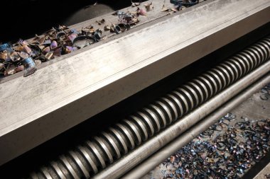 Torna makine üzerinde metal tıraş