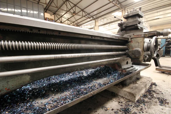 Torna makine üzerinde metal tıraş