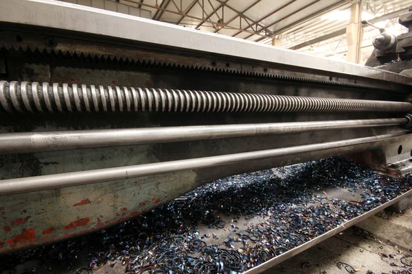 Torna makine üzerinde metal tıraş