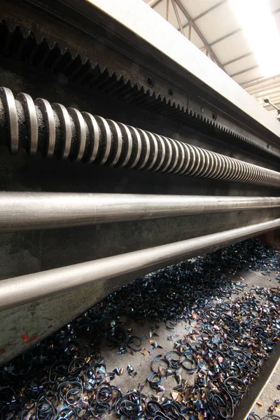 Torna makine üzerinde metal tıraş