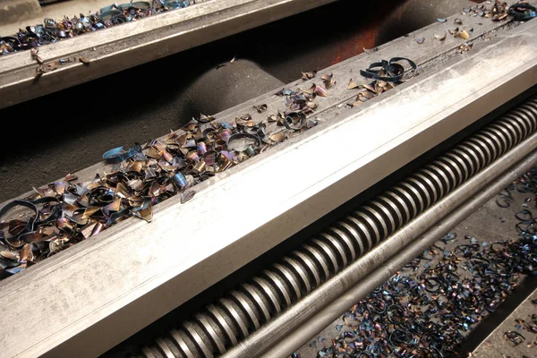 Torna makine üzerinde metal tıraş