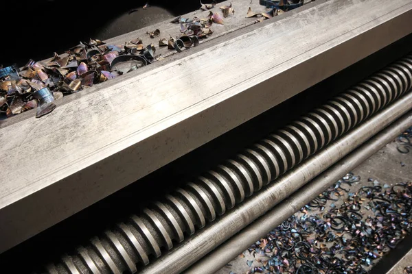 Torna makine üzerinde metal tıraş