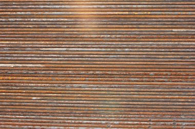 fabrikada yığılmış paslı tel