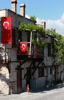 Eski taş ev ve Türk bayrağı