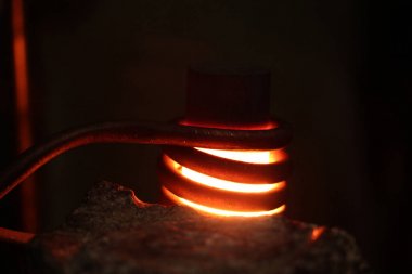 döküm fabrikasında sıcak demir