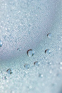 Doğal su bardağa düşer.