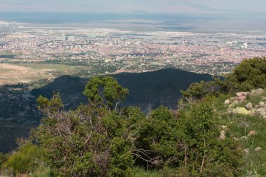 bulutlu gökyüzü ve konya şehrinin görünümü