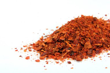 Beyaz arkaplanda kırmızı biber