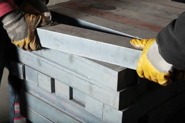 işçi ve ağır metal bloklar