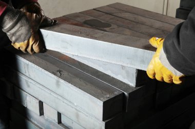 işçi ve ağır metal bloklar