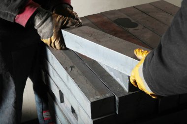 işçi ve ağır metal bloklar