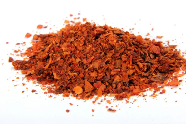 Beyaz arkaplanda kırmızı biber 