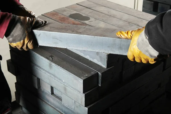 Werknemers Zware Metalen Blokken — Stockfoto