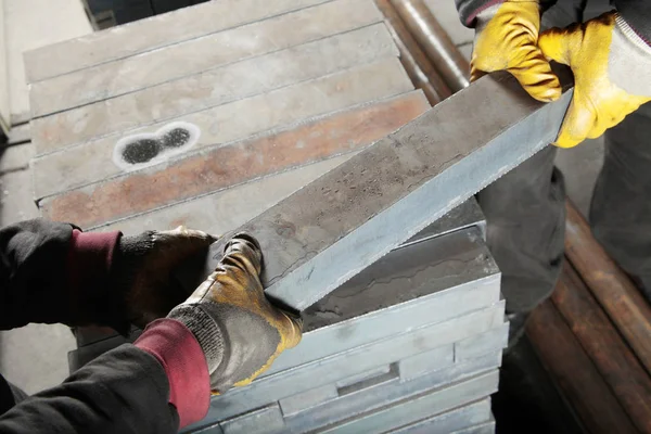 Lavoratori Blocchi Metallo Pesante — Foto Stock