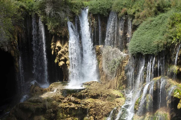 Красивый Водопад Фото Фона Каменистое Поле — стоковое фото