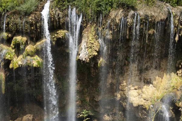 güzel şelale fotoğraf arka plan, kayalık alan