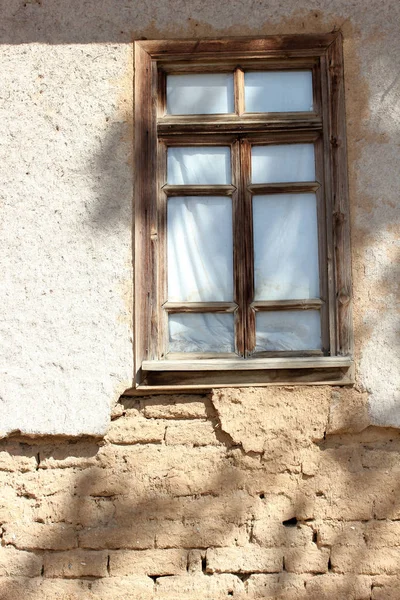 Casa Adobe Resistido Janela — Fotografia de Stock