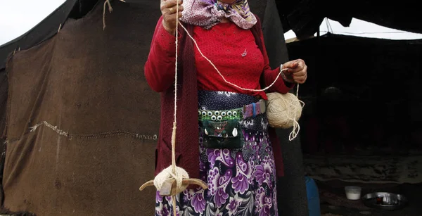 Anatolian Woman Spinning Wool Old Crafts Goat Hair — Stock Photo, Image