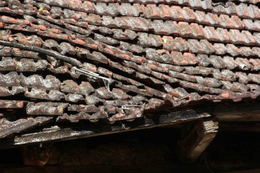 çatıda eski tuğla kiremit