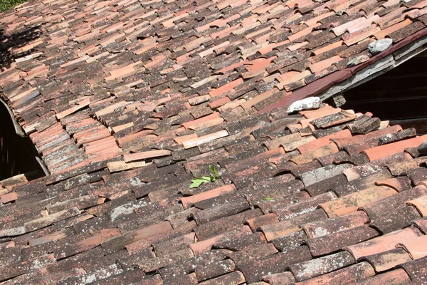屋根の上の古いレンガのタイル — ストック写真