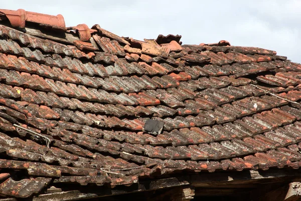 Старая Кирпичная Плитка Крыше — стоковое фото