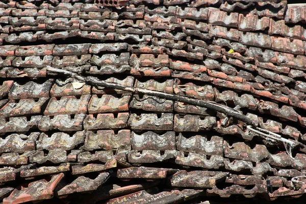 Старая Кирпичная Плитка Крыше — стоковое фото