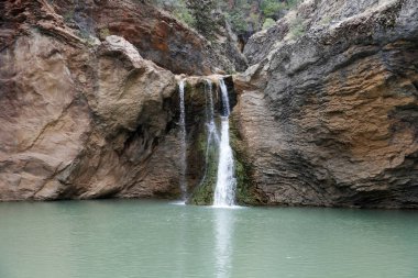 güzel yeşil şelale fotoğrafı