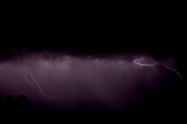 Gecenin yıldırımı dramatik gökyüzünde
