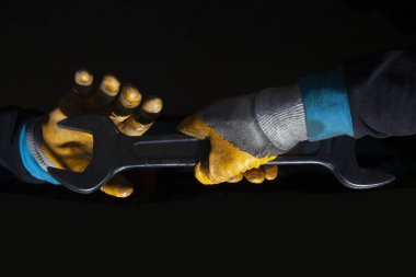 İngiliz anahtarı ve işçiler, siyah arkaplan