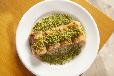Geleneksel Türk tatlıları - Fıstıklı ve Cevizli Baklava