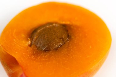 Beyaz arkaplanda kayısılar