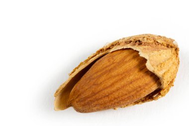 Kızarmış, kabuklu ve tuzlu badem.