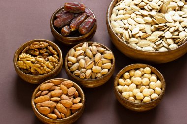 Karışık yemiş ve salkım meyvesi.