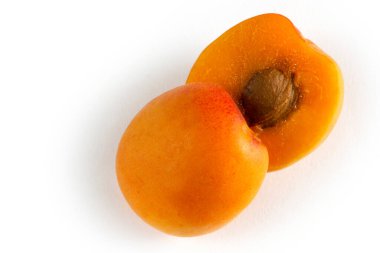 Beyaz arkaplanda kayısılar